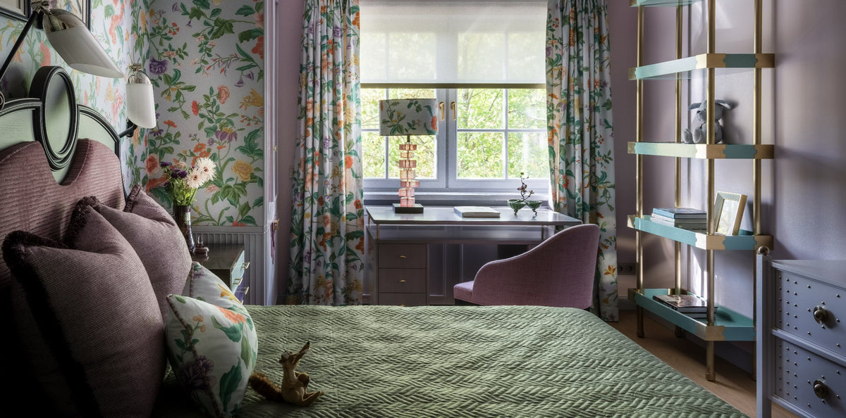 Project Rosinka, a residential project furnished by Decca. Neatly decorated bedroom with floral wallpaper, a bed with green bedding, and a desk.